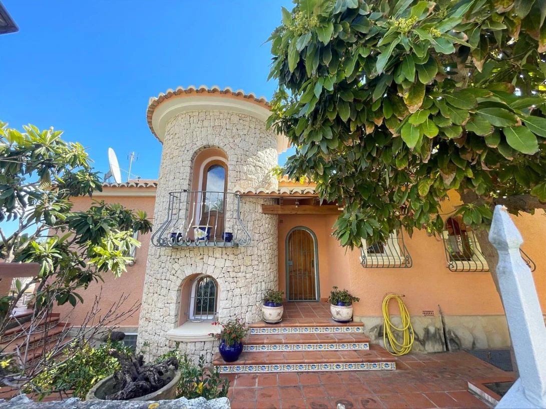 Impresionante Villa en Venta en Benissa Costa con 5 Viviendas Independientes – ¡Una Gran Oportunidad!