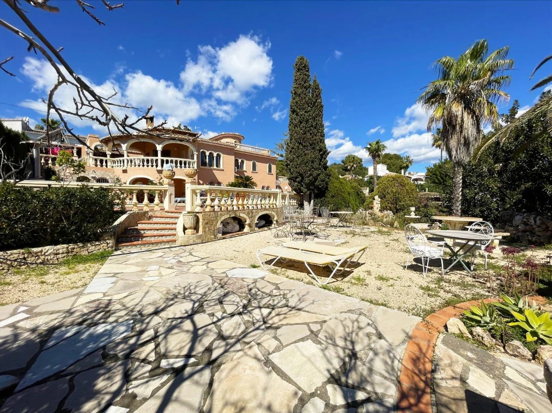 Impresionante Villa en Venta en Benissa Costa con 5 Viviendas Independientes – ¡Una Gran Oportunidad!