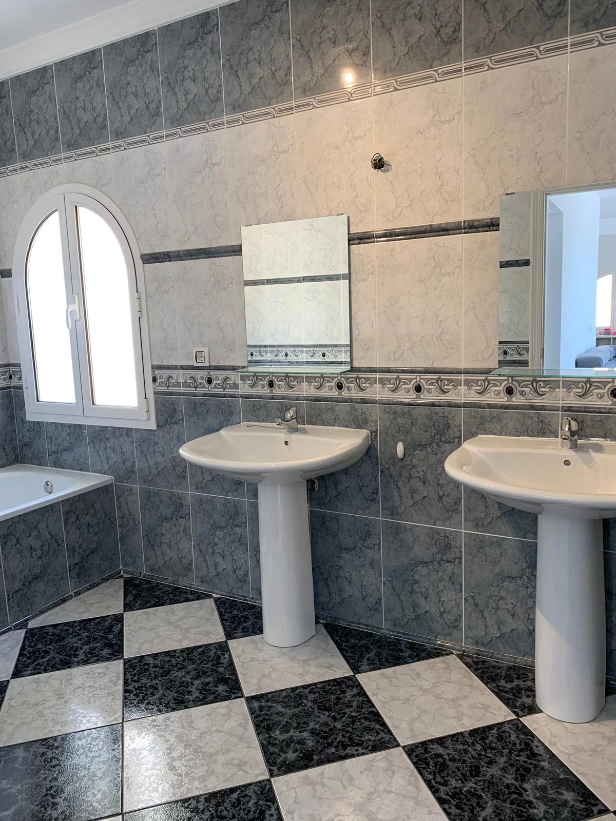 Villa de lujo contemporánea con vistas infinitas al mar, piscina infinity y privacidad total en Calpe