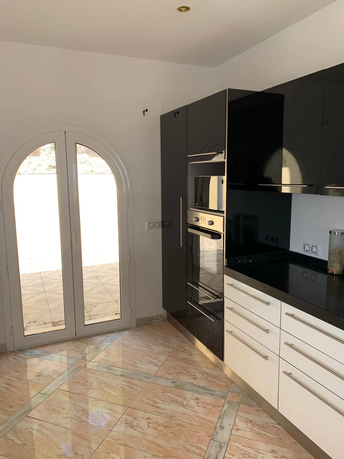 Villa de lujo contemporánea con vistas infinitas al mar, piscina infinity y privacidad total en Calpe