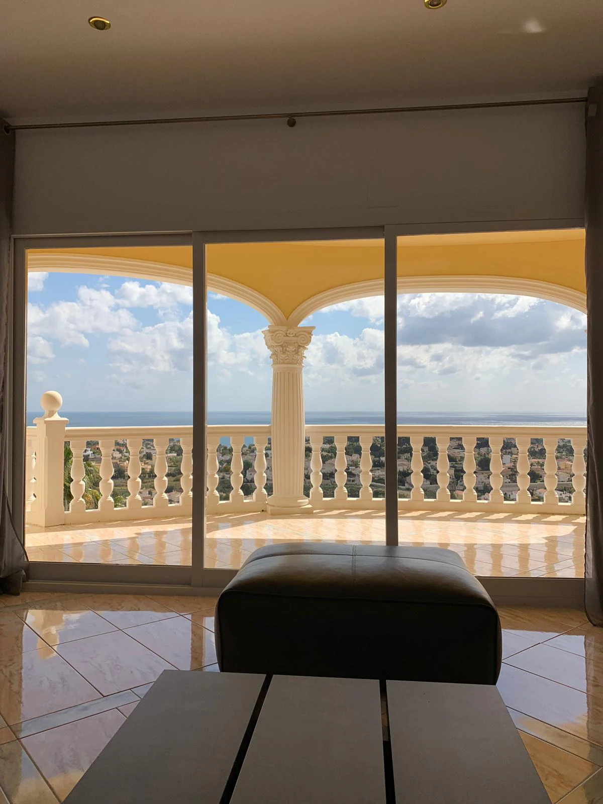 Villa de lujo contemporánea con vistas infinitas al mar, piscina infinity y privacidad total en Calpe