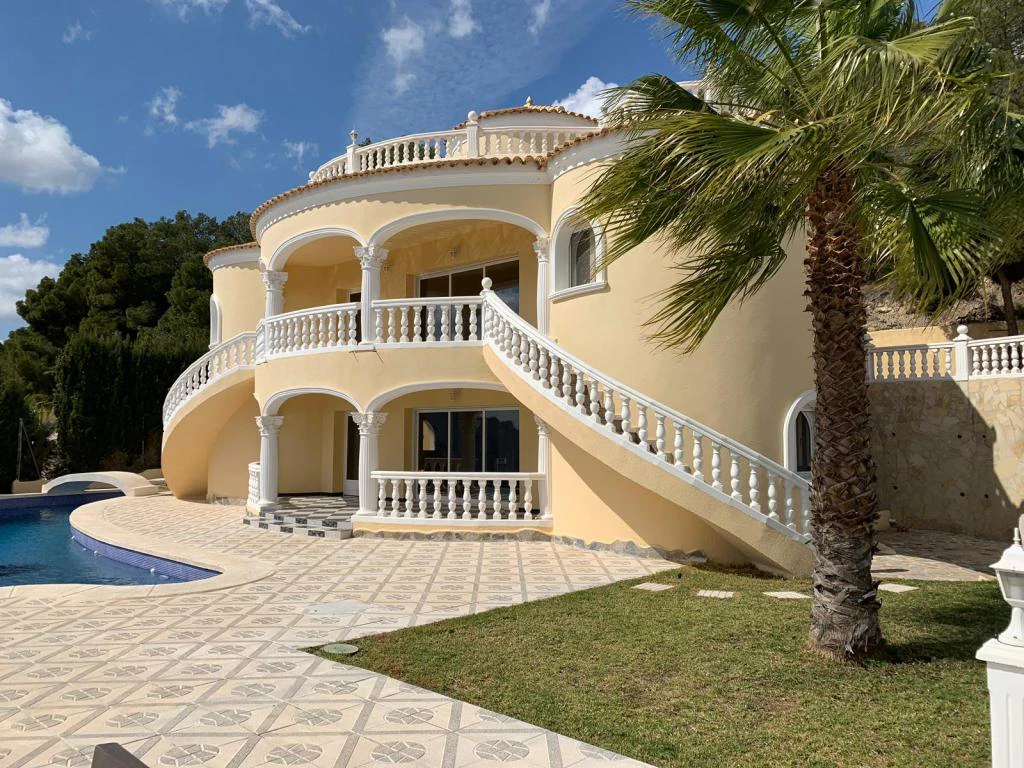 Villa de lujo contemporánea con vistas infinitas al mar, piscina infinity y privacidad total en Calpe