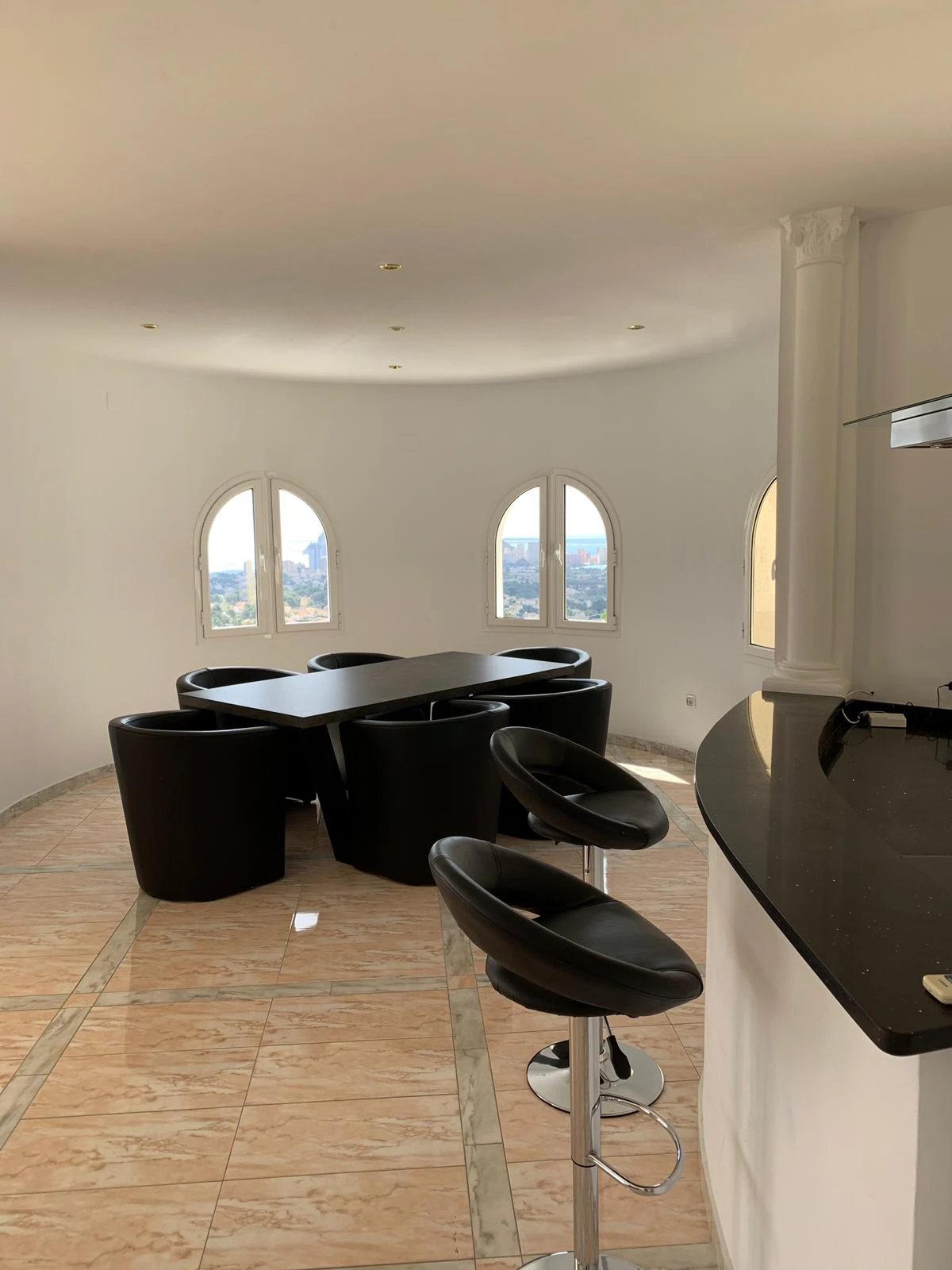 Villa de lujo contemporánea con vistas infinitas al mar, piscina infinity y privacidad total en Calpe