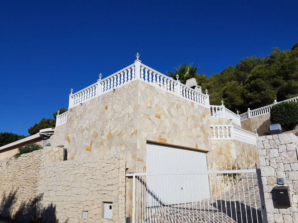 Villa de lujo contemporánea con vistas infinitas al mar, piscina infinity y privacidad total en Calpe