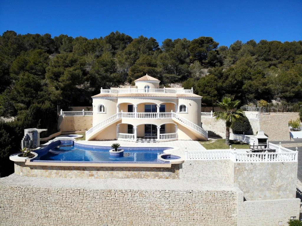 Villa de lujo contemporánea con vistas infinitas al mar, piscina infinity y privacidad total en Calpe
