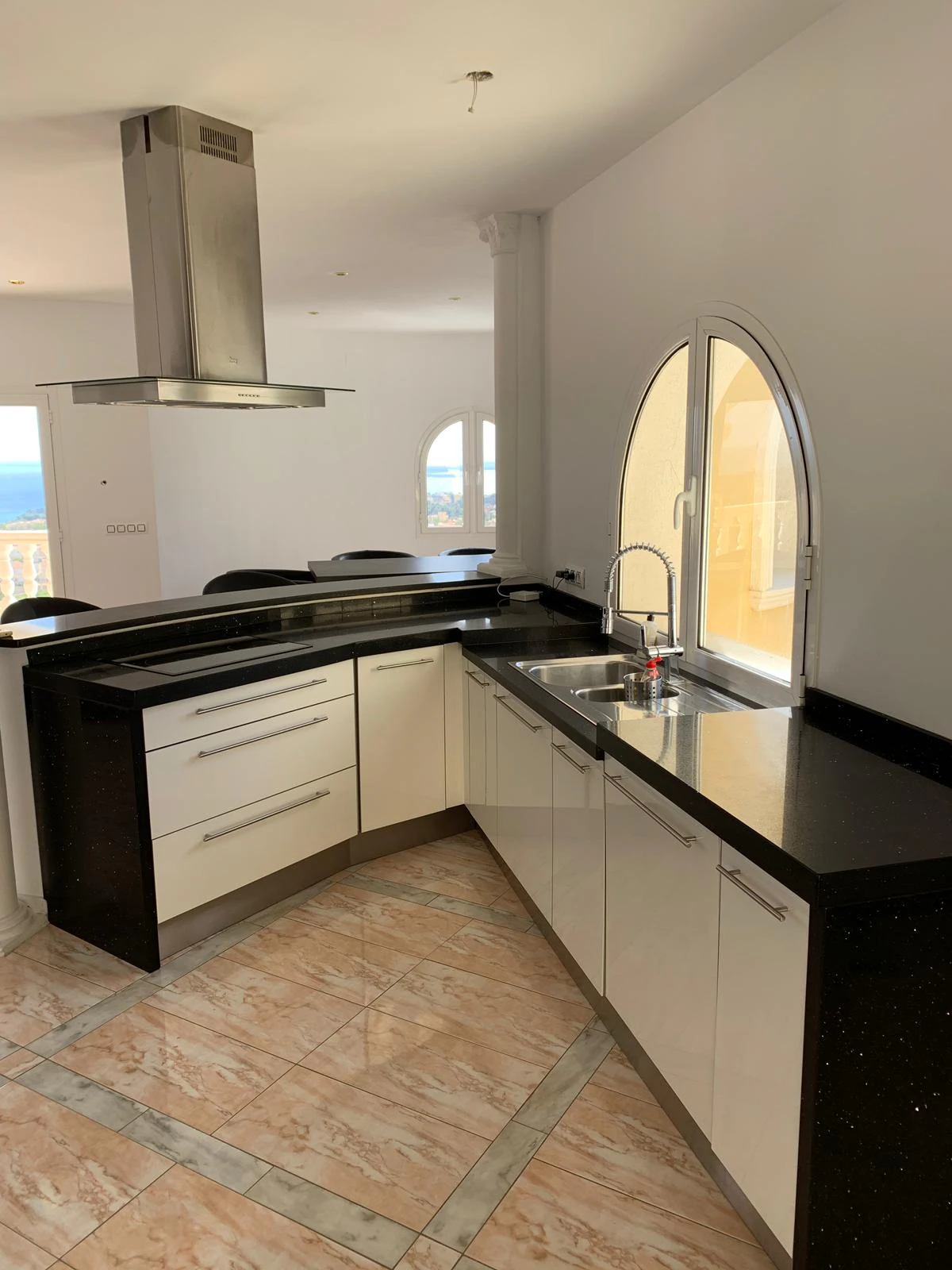 Villa de lujo contemporánea con vistas infinitas al mar, piscina infinity y privacidad total en Calpe