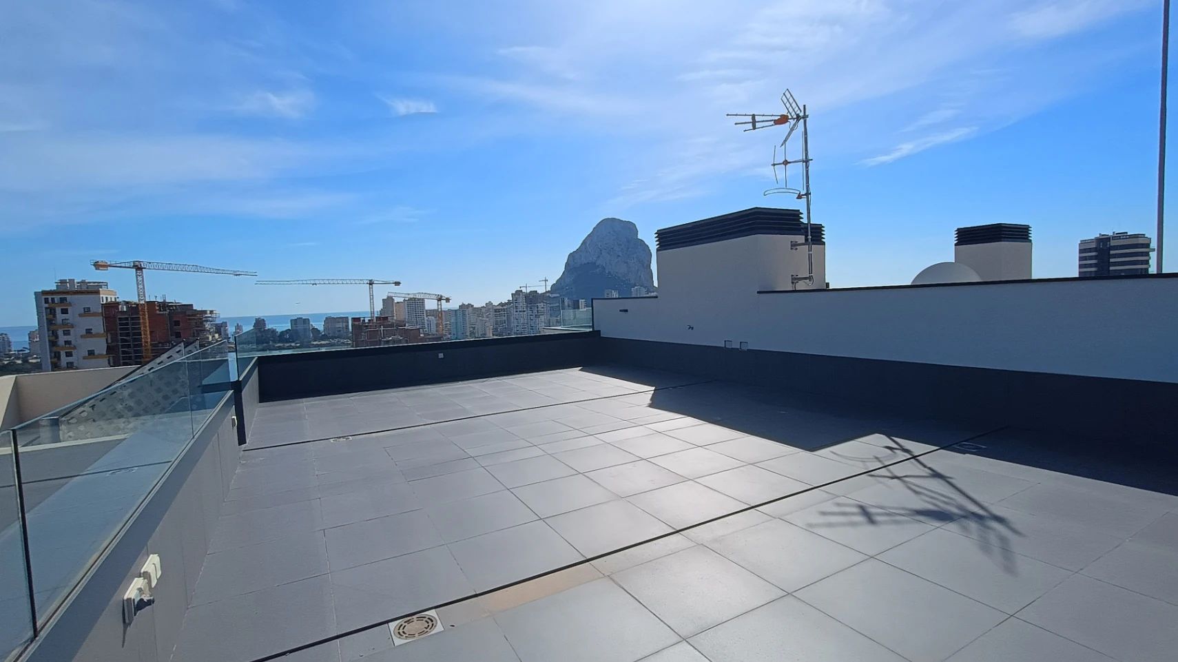Vive el Mediterráneo: Ático con solárium privado y vistas al mar en Calpe