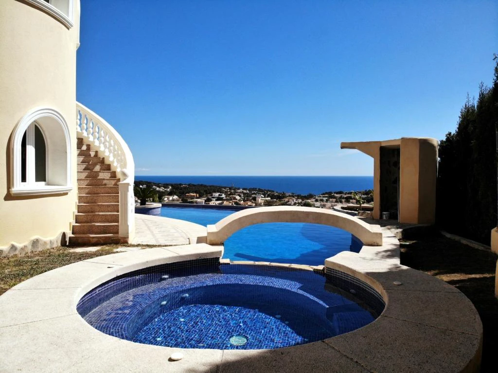 Villa de lujo contemporánea con vistas infinitas al mar, piscina infinity y privacidad total en Calpe
