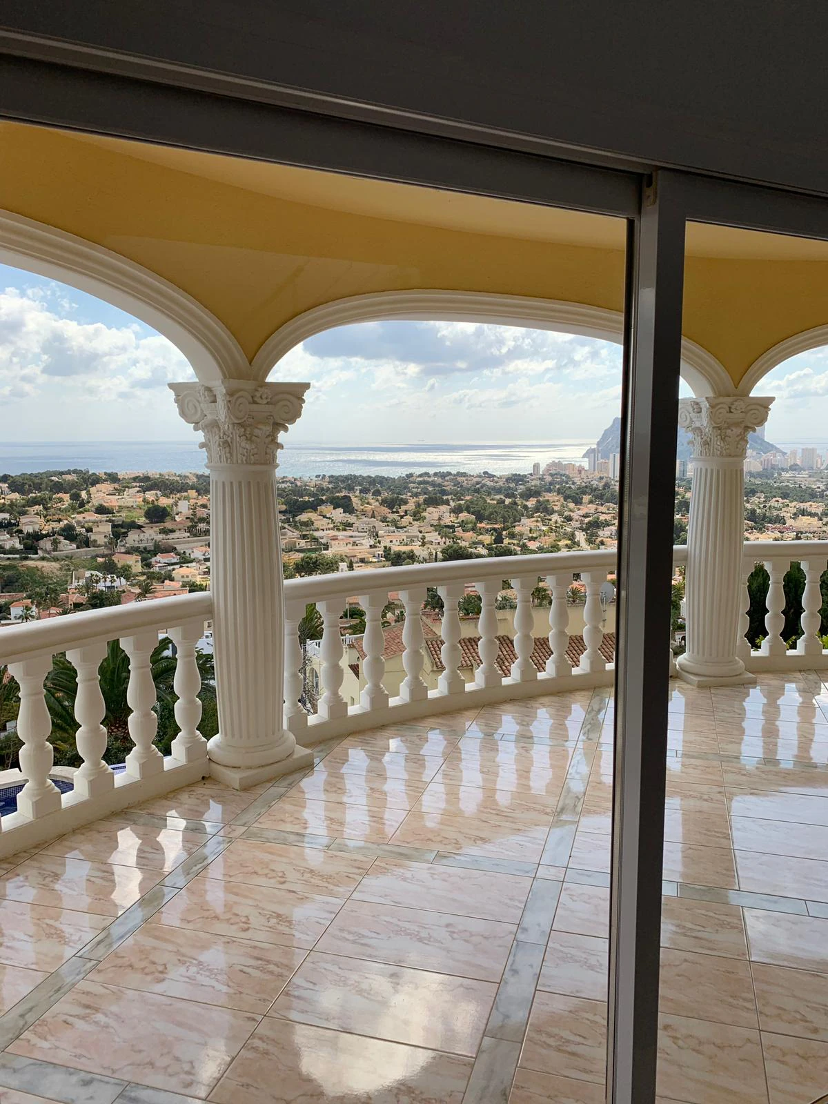 Villa de lujo contemporánea con vistas infinitas al mar, piscina infinity y privacidad total en Calpe