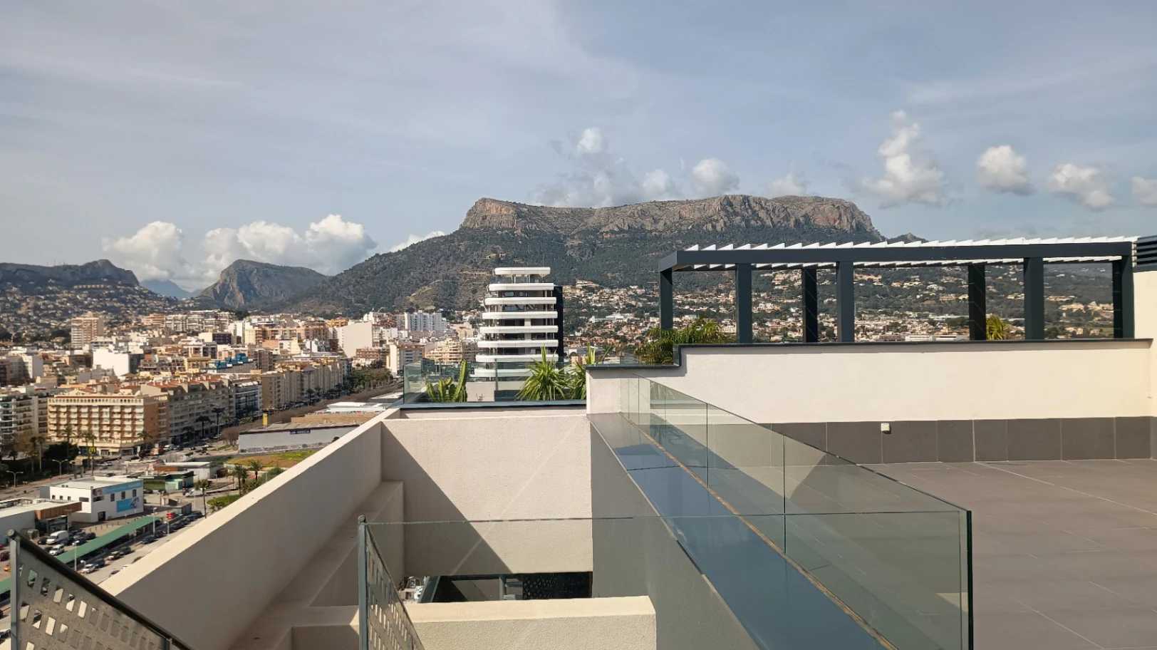 ¡Oferta exclusiva! Ático con solárium y vistas al mar en Calpe – Parking extra incluido