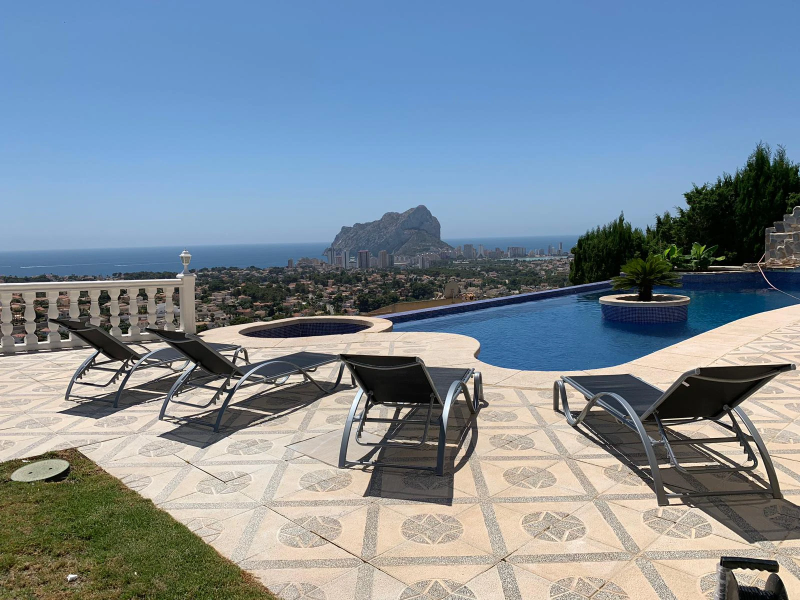Villa de lujo contemporánea con vistas infinitas al mar, piscina infinity y privacidad total en Calpe