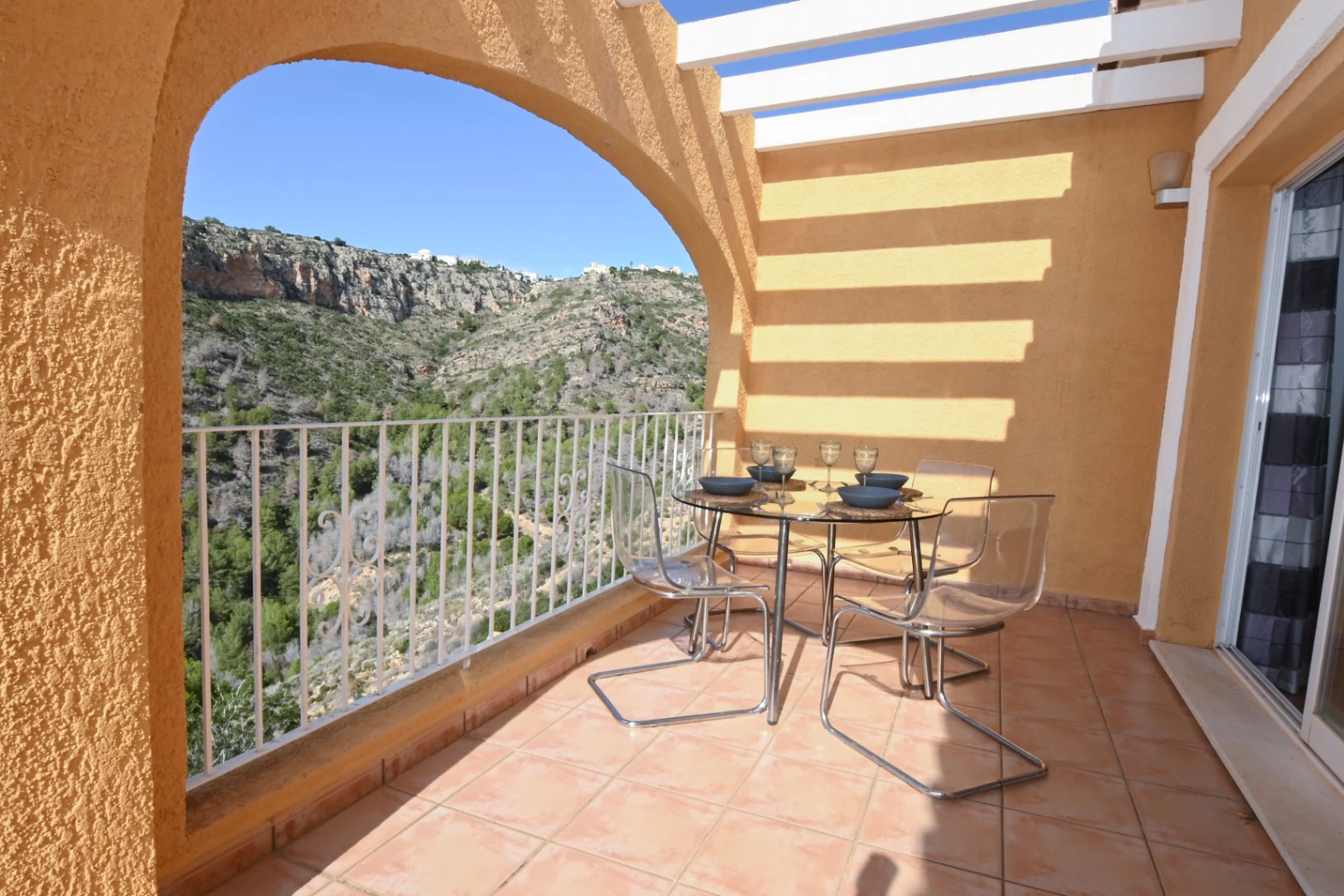 Luminoso apartamento de 2 dormitorios totalmente amueblado con impresionantes vistas a la montaña cerca de Benitachell