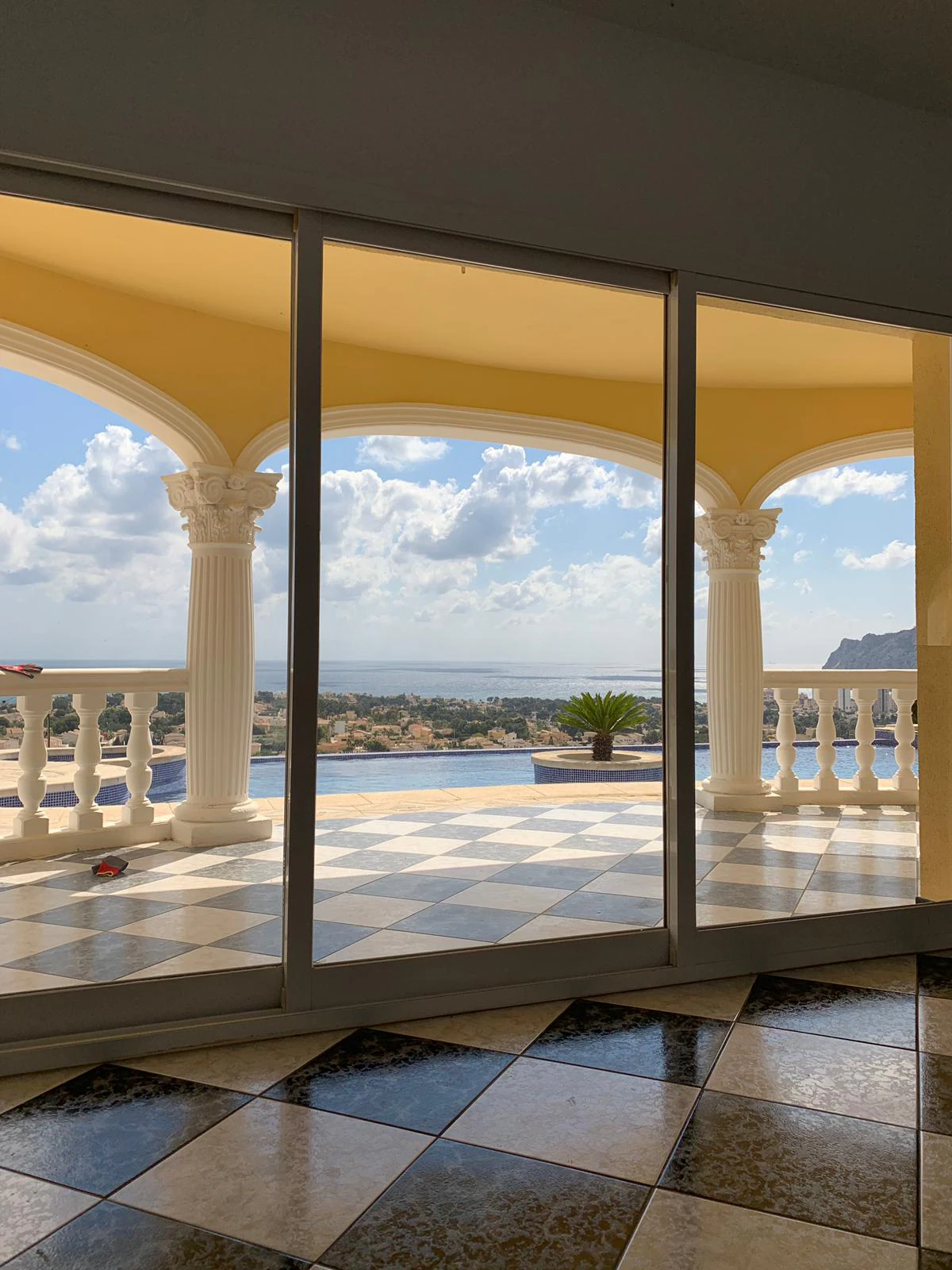 Villa de lujo contemporánea con vistas infinitas al mar, piscina infinity y privacidad total en Calpe