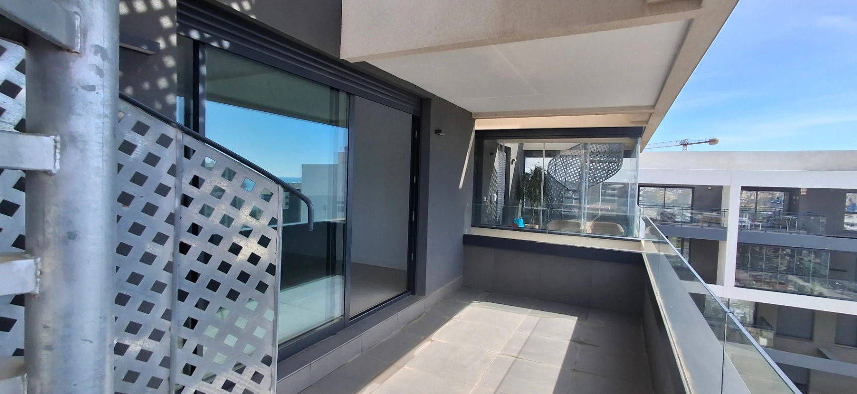 ¡Oferta exclusiva! Ático con solárium y vistas al mar en Calpe – Parking extra incluido