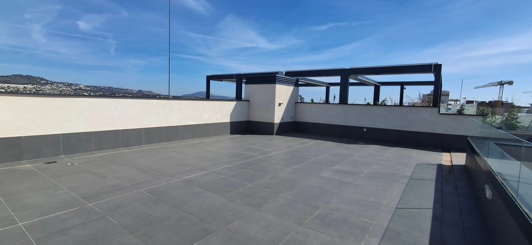 ¡Oferta exclusiva! Ático con solárium y vistas al mar en Calpe – Parking extra incluido