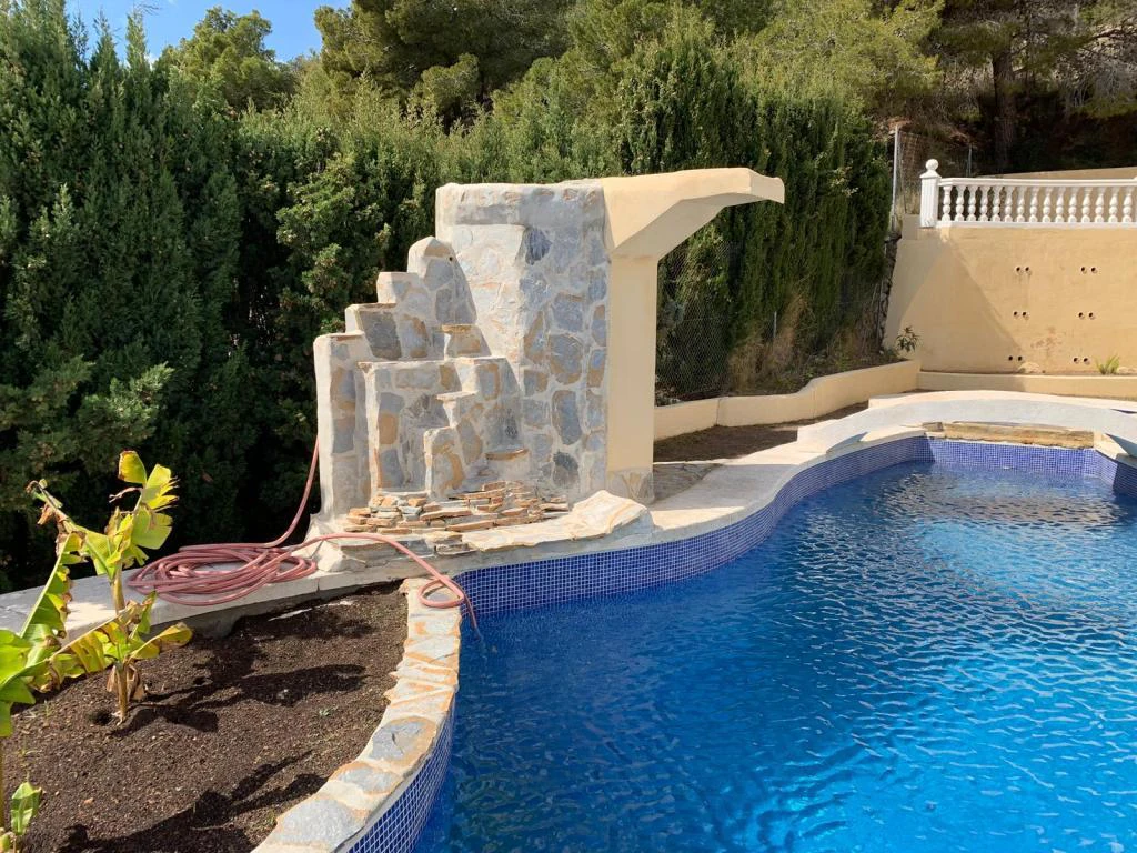 Villa de lujo contemporánea con vistas infinitas al mar, piscina infinity y privacidad total en Calpe