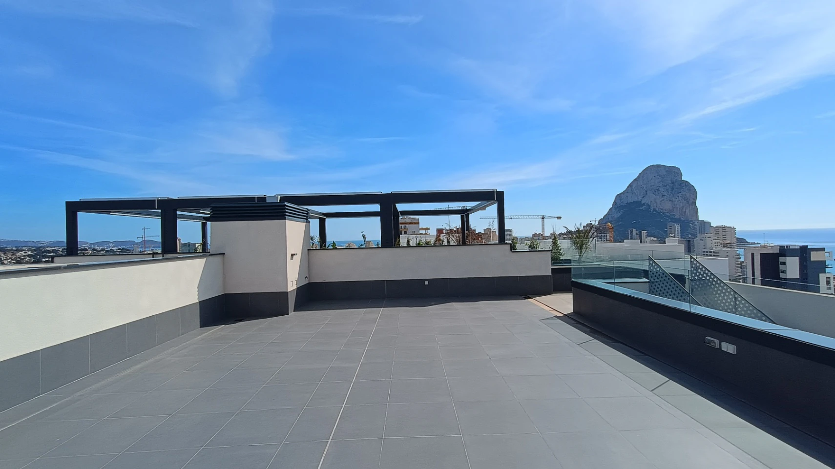 ¡Oferta exclusiva! Ático con solárium y vistas al mar en Calpe – Parking extra incluido