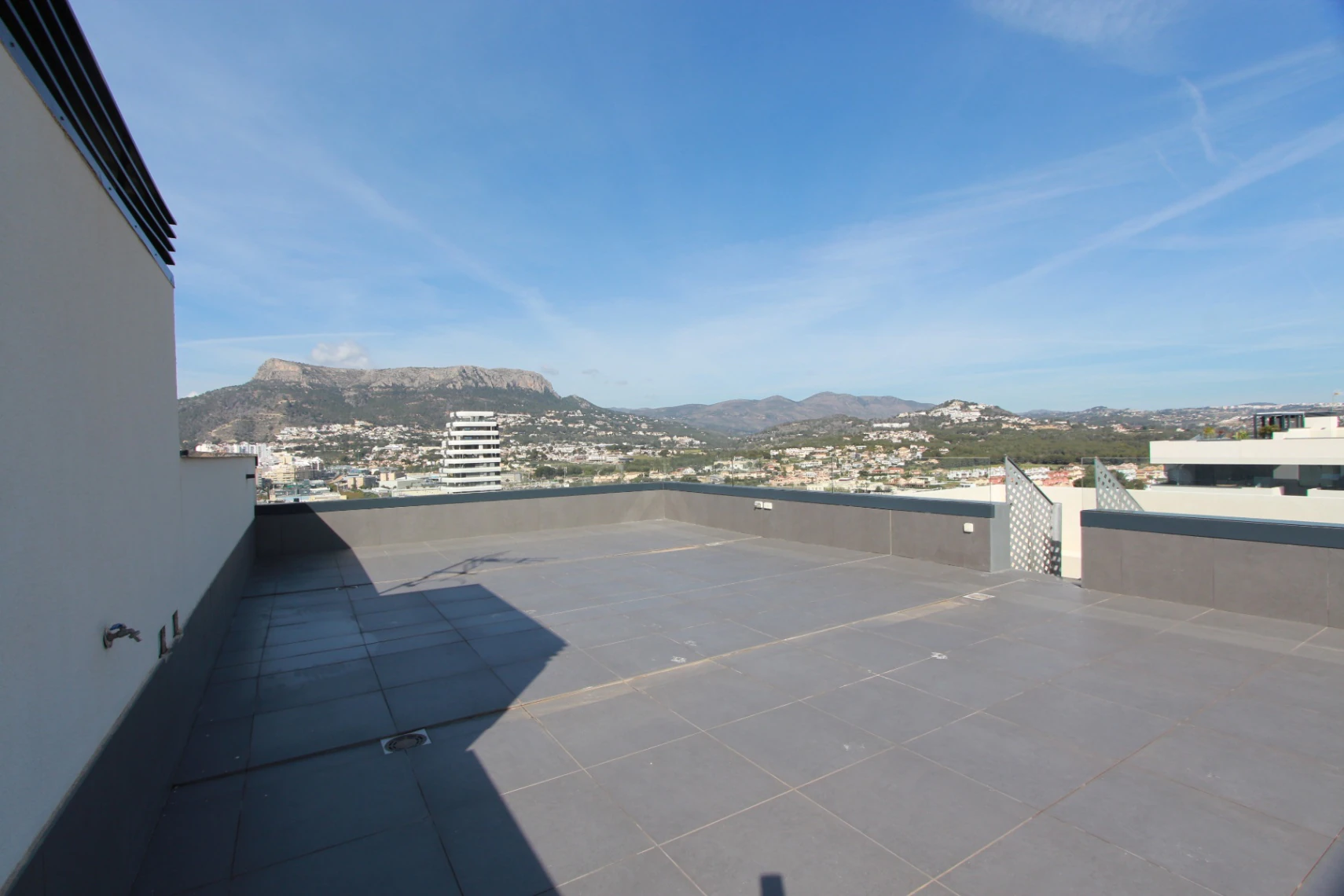 Vive el Mediterráneo: Ático con solárium privado y vistas al mar en Calpe