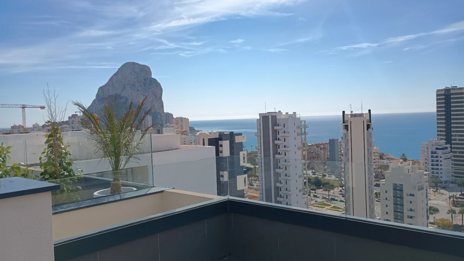 ¡Oferta exclusiva! Ático con solárium y vistas al mar en Calpe – Parking extra incluido