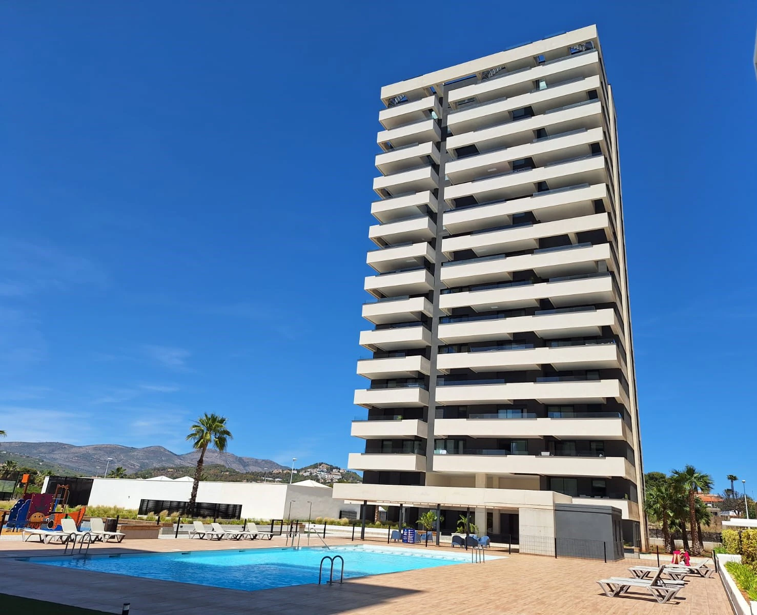 ¡Oferta exclusiva! Ático con solárium y vistas al mar en Calpe – Parking extra incluido