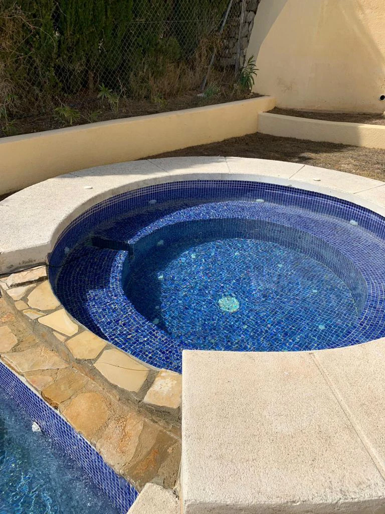 Villa de lujo contemporánea con vistas infinitas al mar, piscina infinity y privacidad total en Calpe