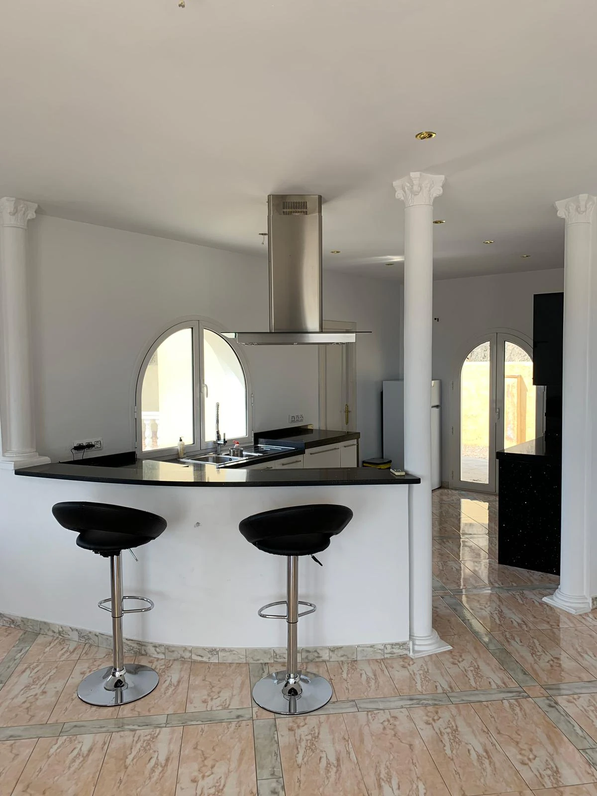 Villa de lujo contemporánea con vistas infinitas al mar, piscina infinity y privacidad total en Calpe