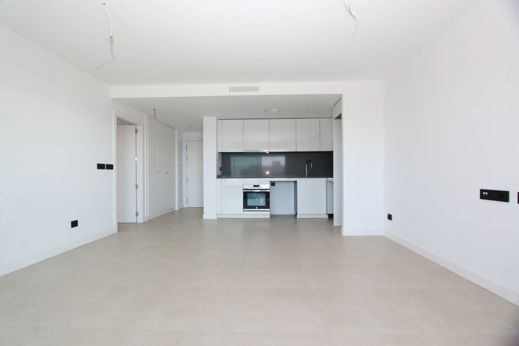 ¡Oferta exclusiva! Ático con solárium y vistas al mar en Calpe – Parking extra incluido