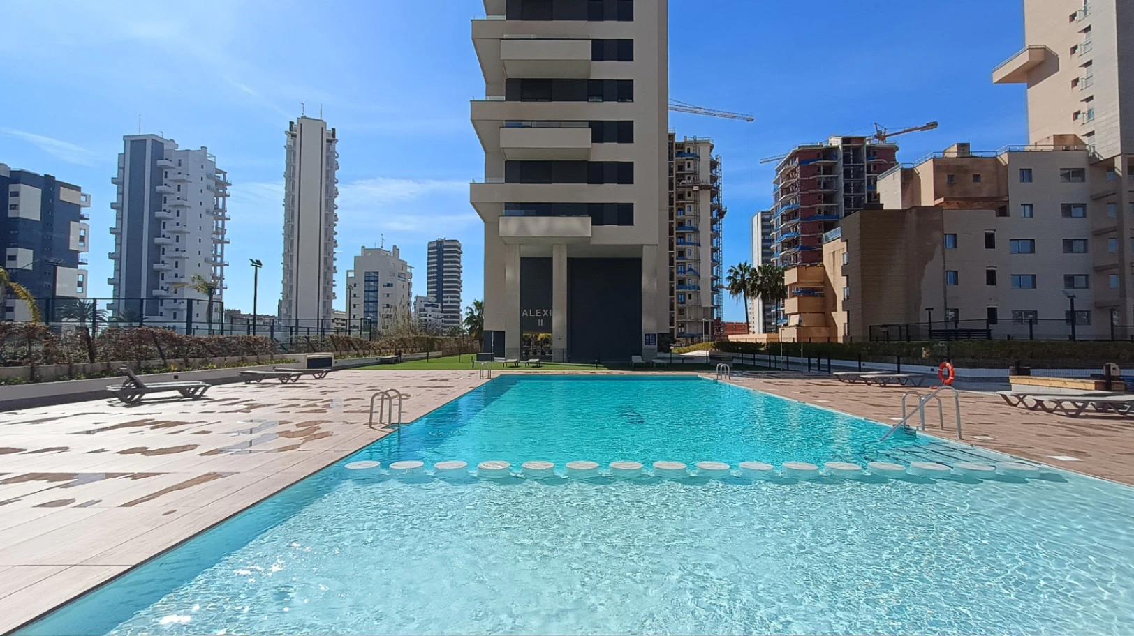 Vive el Mediterráneo: Ático con solárium privado y vistas al mar en Calpe