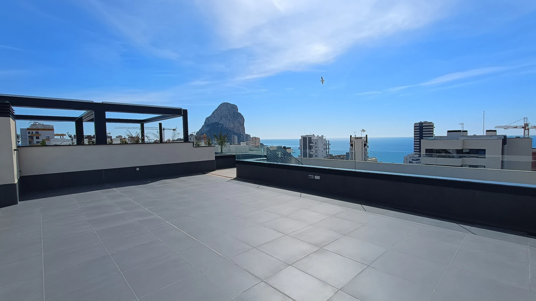 ¡Oferta exclusiva! Ático con solárium y vistas al mar en Calpe – Parking extra incluido