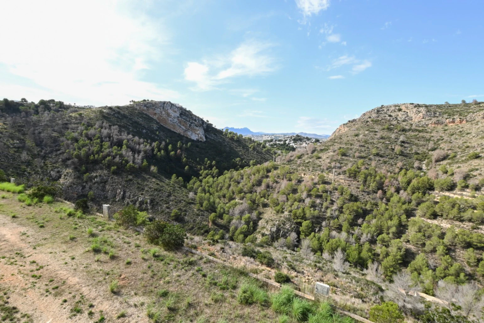 Luminoso apartamento de 2 dormitorios totalmente amueblado con impresionantes vistas a la montaña cerca de Benitachell