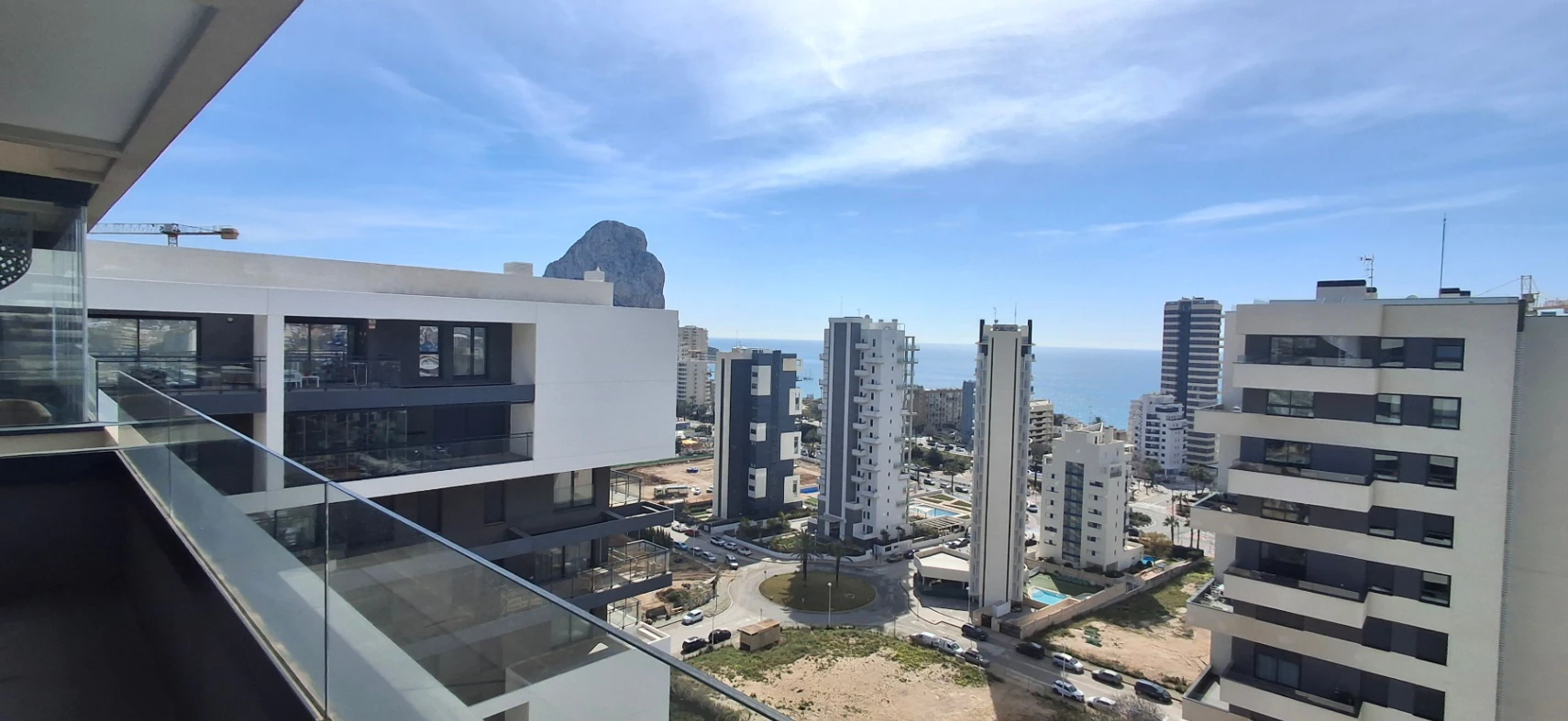 ¡Oferta exclusiva! Ático con solárium y vistas al mar en Calpe – Parking extra incluido