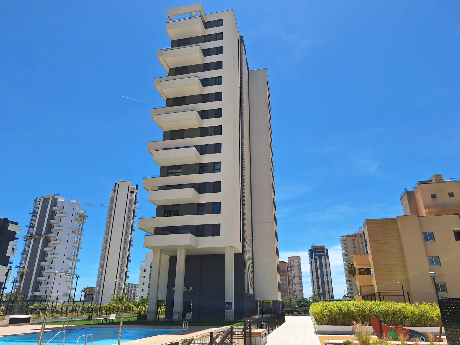 Vive el Mediterráneo: Ático con solárium privado y vistas al mar en Calpe