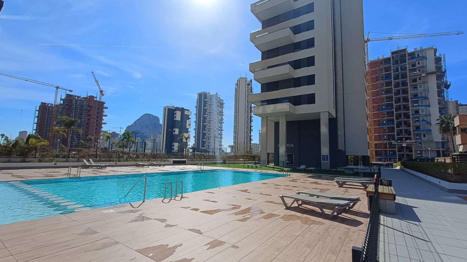 Vive el Mediterráneo: Ático con solárium privado y vistas al mar en Calpe