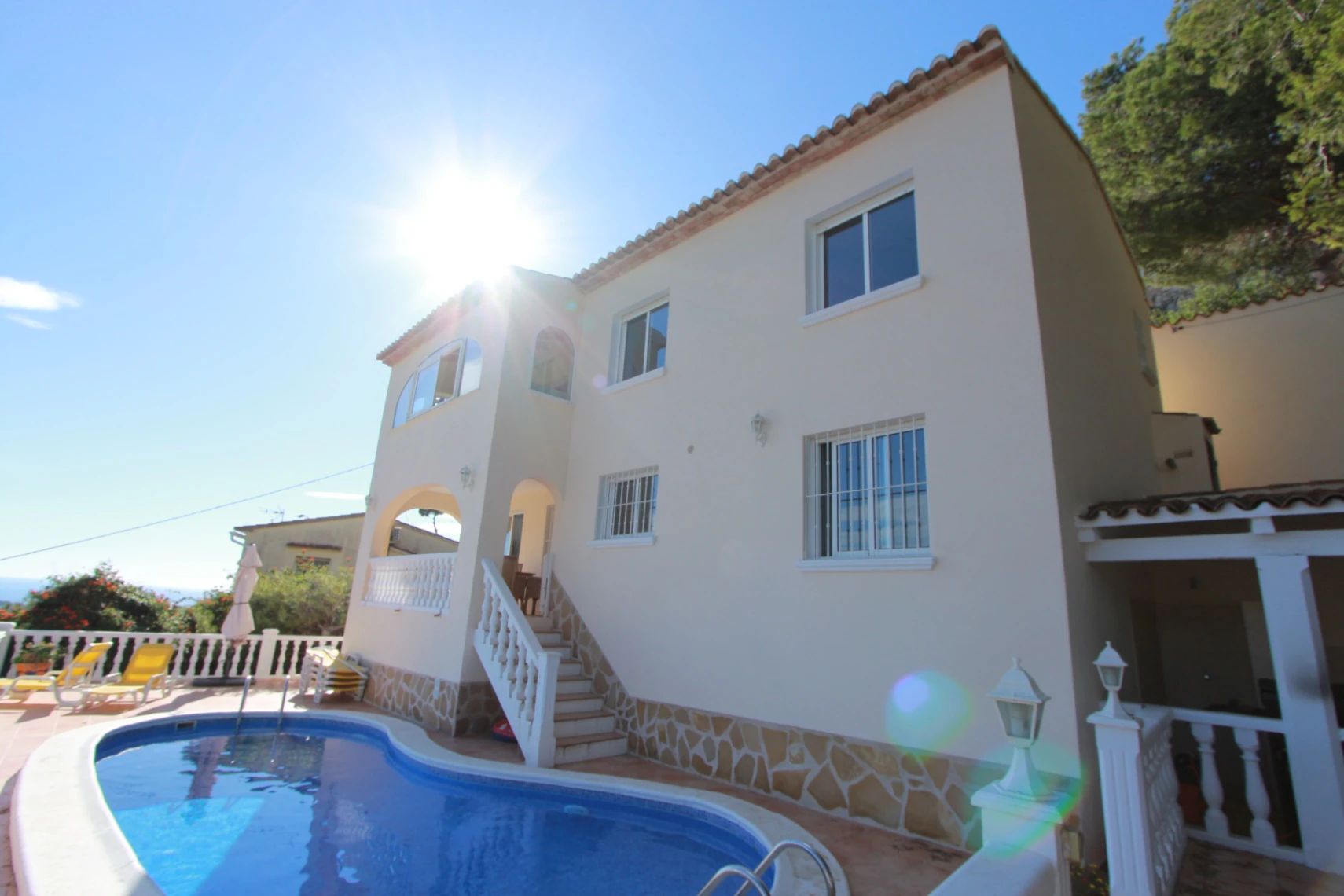 Villa en venta con vistas al mar, 4 dormitorios y piscina privada en Benissa