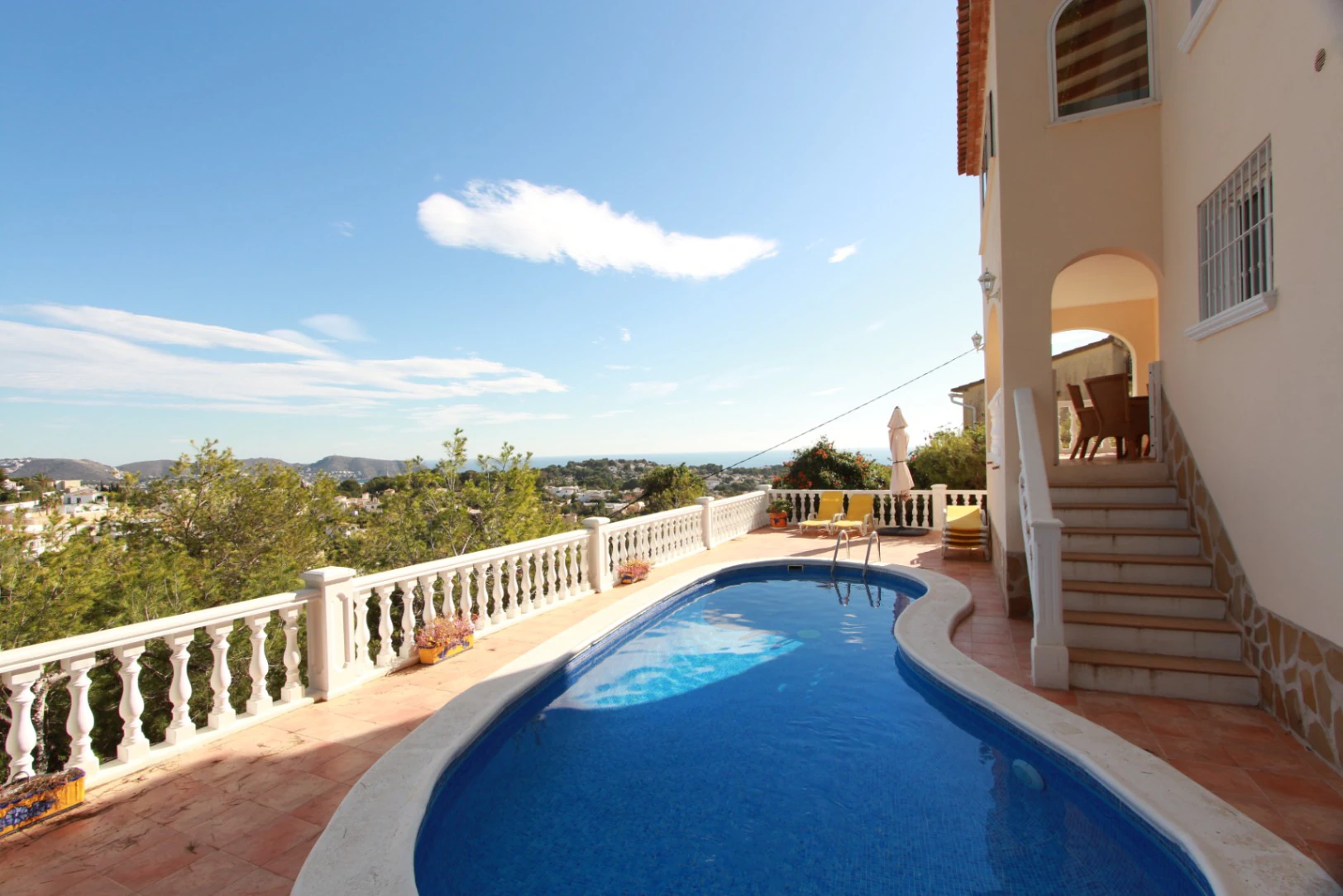 Villa en venta con vistas al mar, 4 dormitorios y piscina privada en Benissa