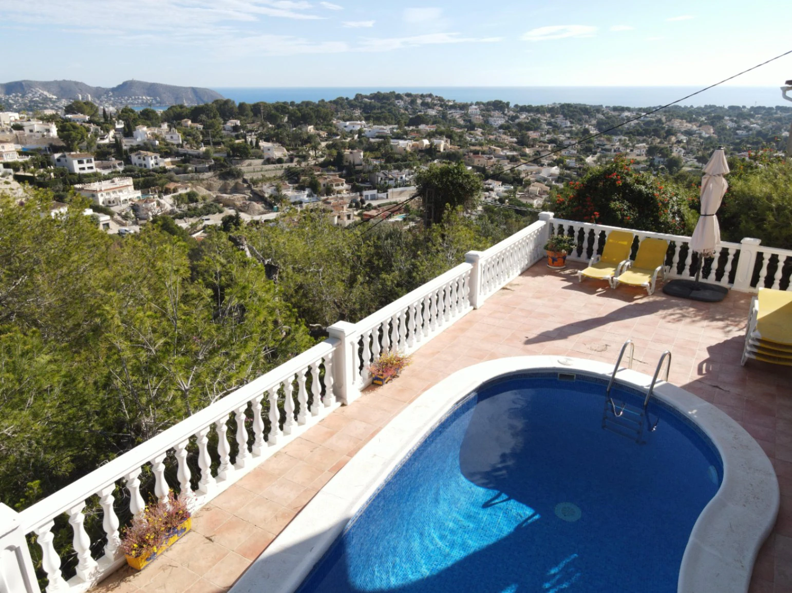 Villa en venta con vistas al mar, 4 dormitorios y piscina privada en Benissa
