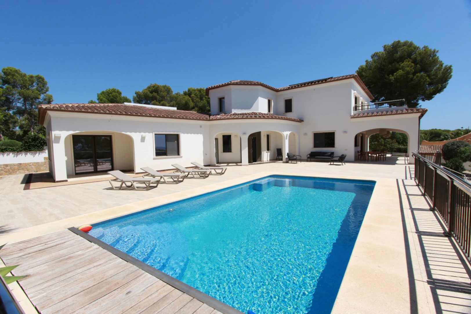 Exclusiva Villa Mediterránea con Vistas al Mar a Solo Un Paso de la Playa en Moraira