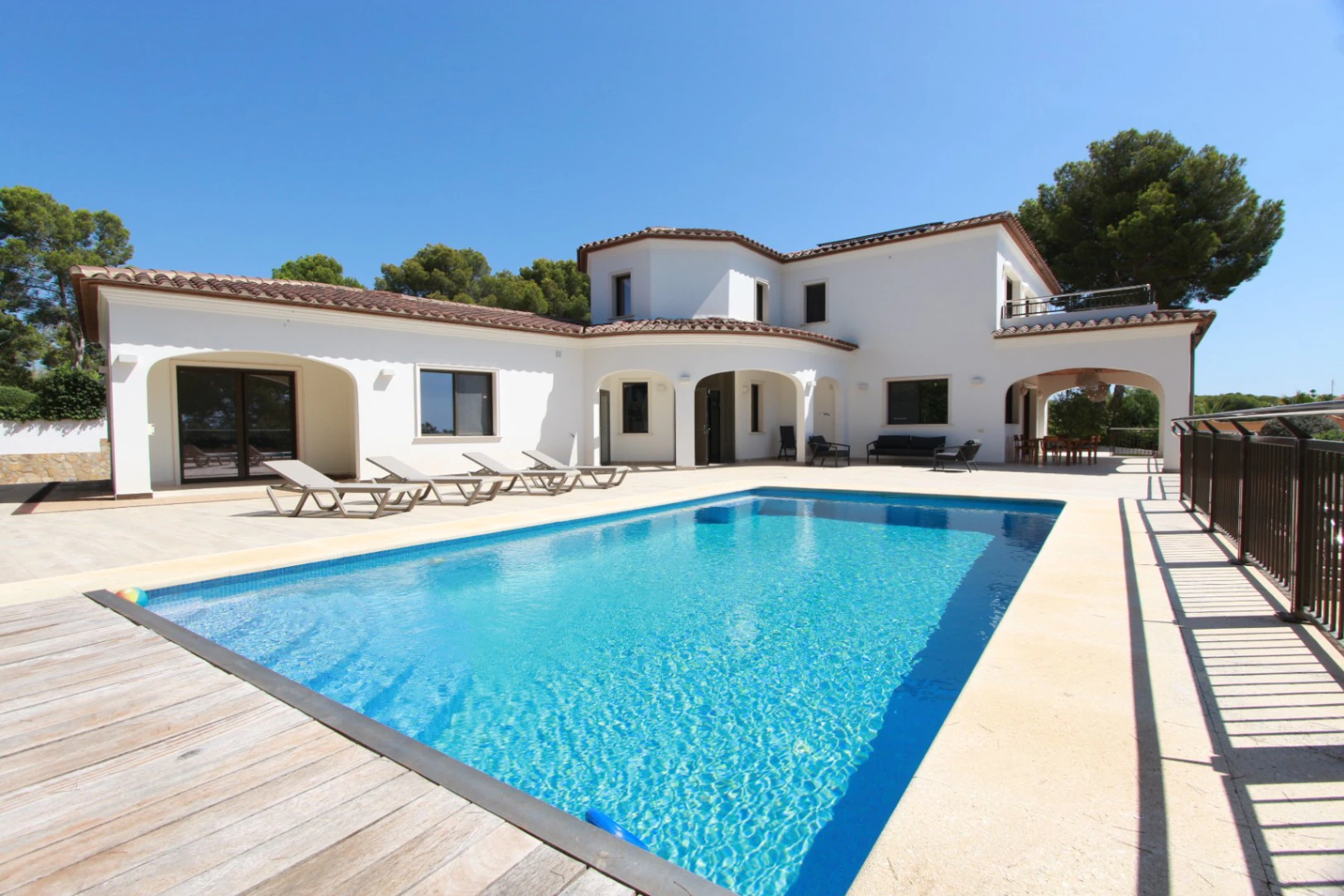 Exclusiva Villa Mediterránea con Vistas al Mar a Solo Un Paso de la Playa en Moraira