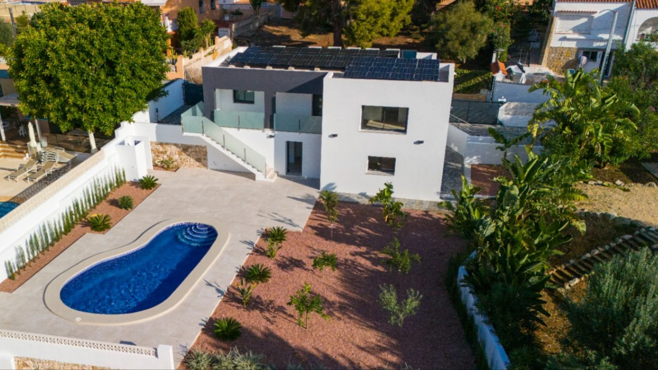 Disfruta en familia de esta casa de 4 dormitorios con 2 viviendas independiente en Calpe