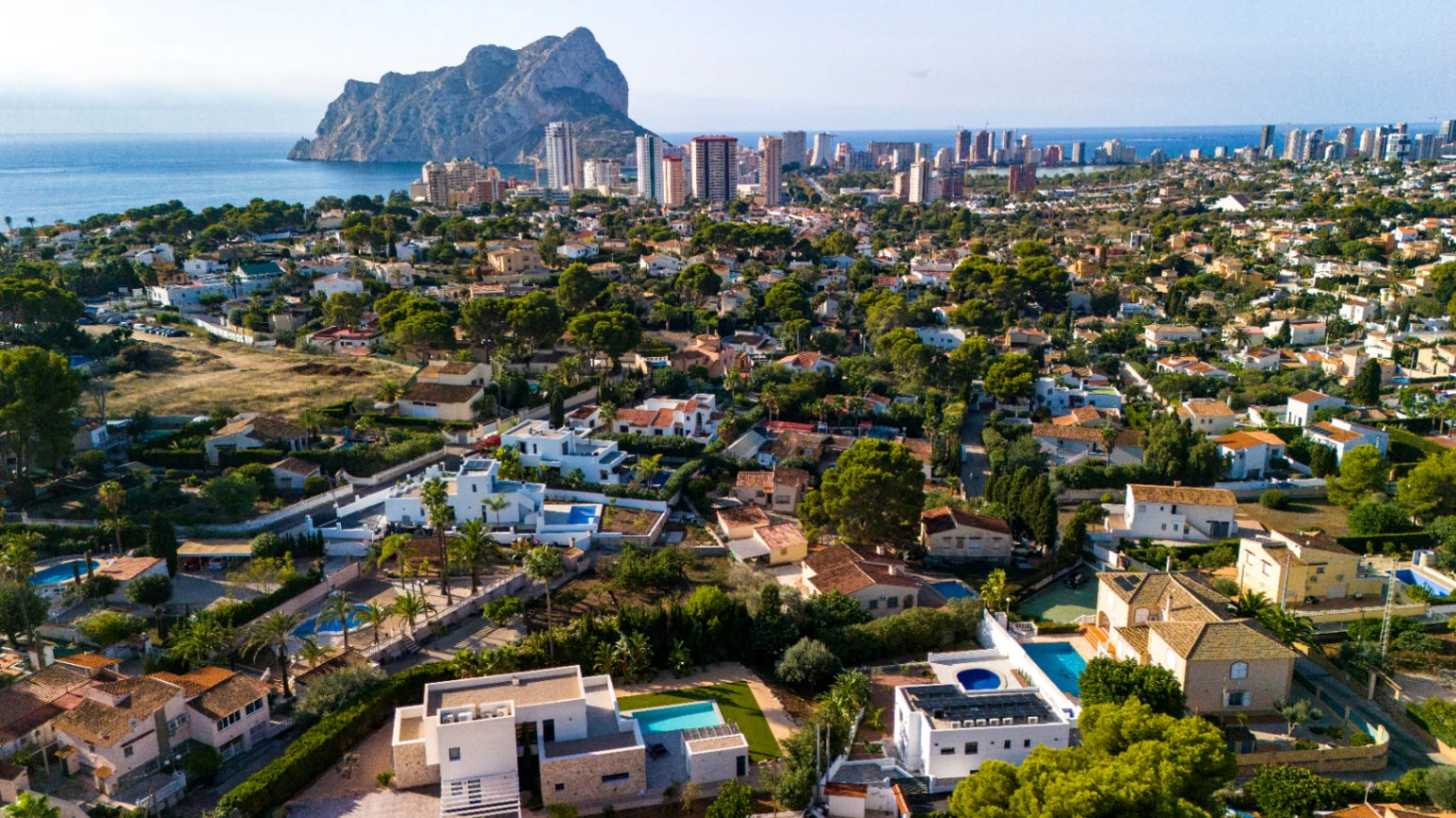Disfruta en familia de esta casa de 4 dormitorios con 2 viviendas independiente en Calpe