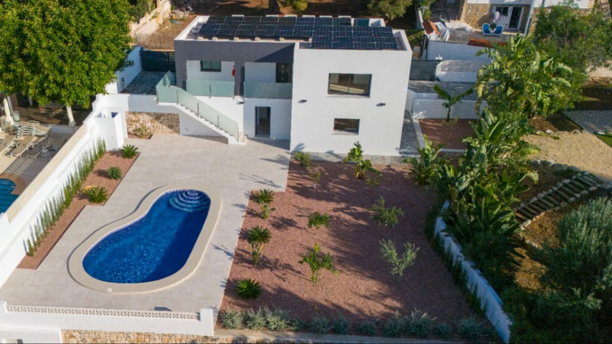 Disfruta en familia de esta casa de 4 dormitorios con 2 viviendas independiente en Calpe