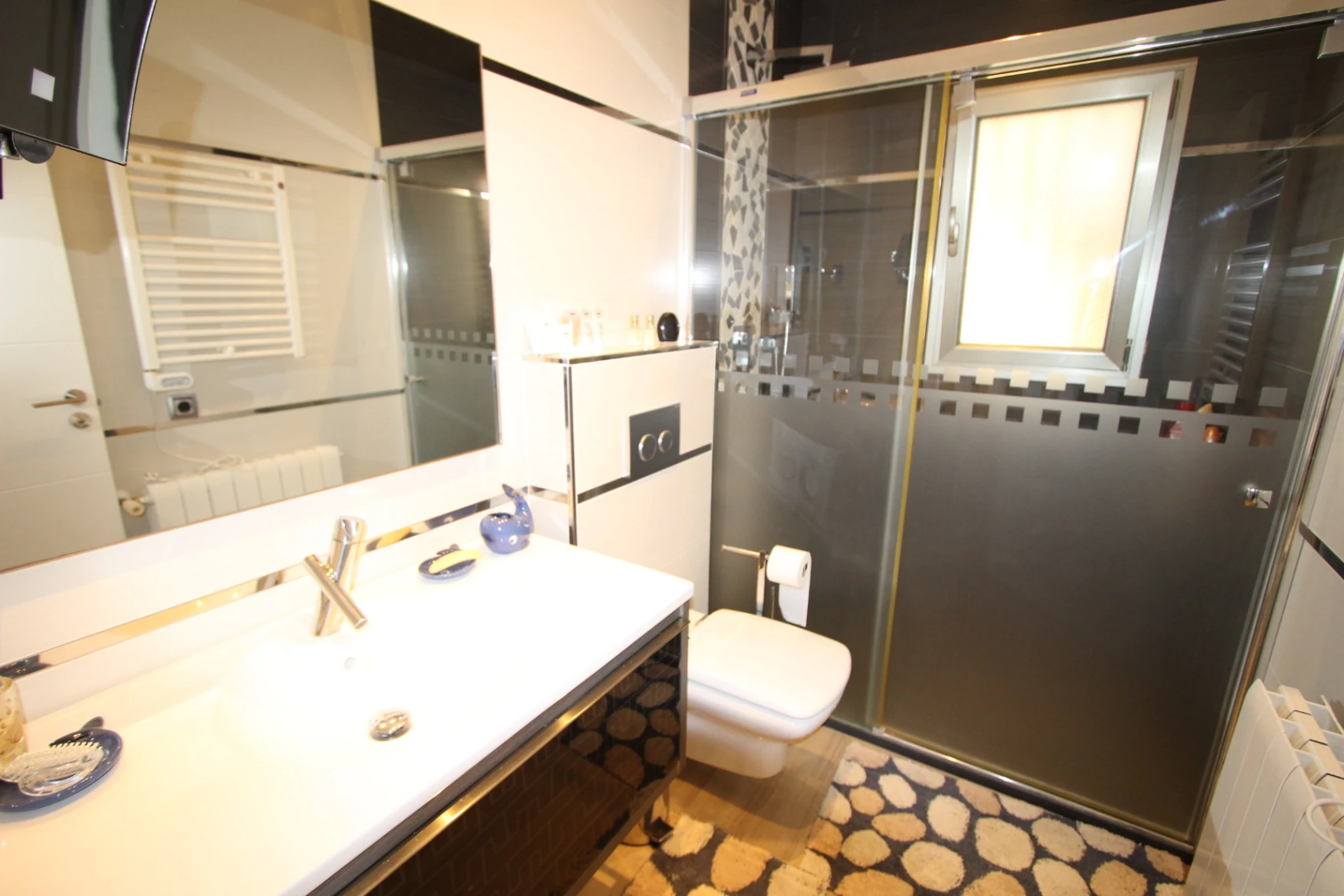 Villa de lujo en posición elevada con orientación sur, vistas panorámicas al mar, piscina privada y apartamentos independientes en Calpe