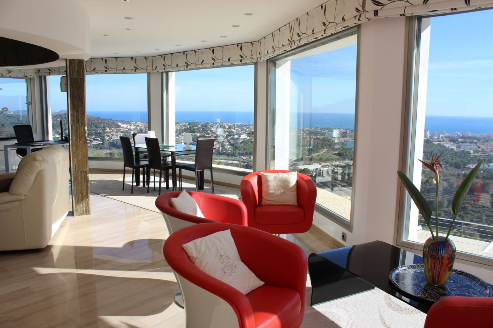 Villa de lujo en posición elevada con orientación sur, vistas panorámicas al mar, piscina privada y apartamentos independientes en Calpe