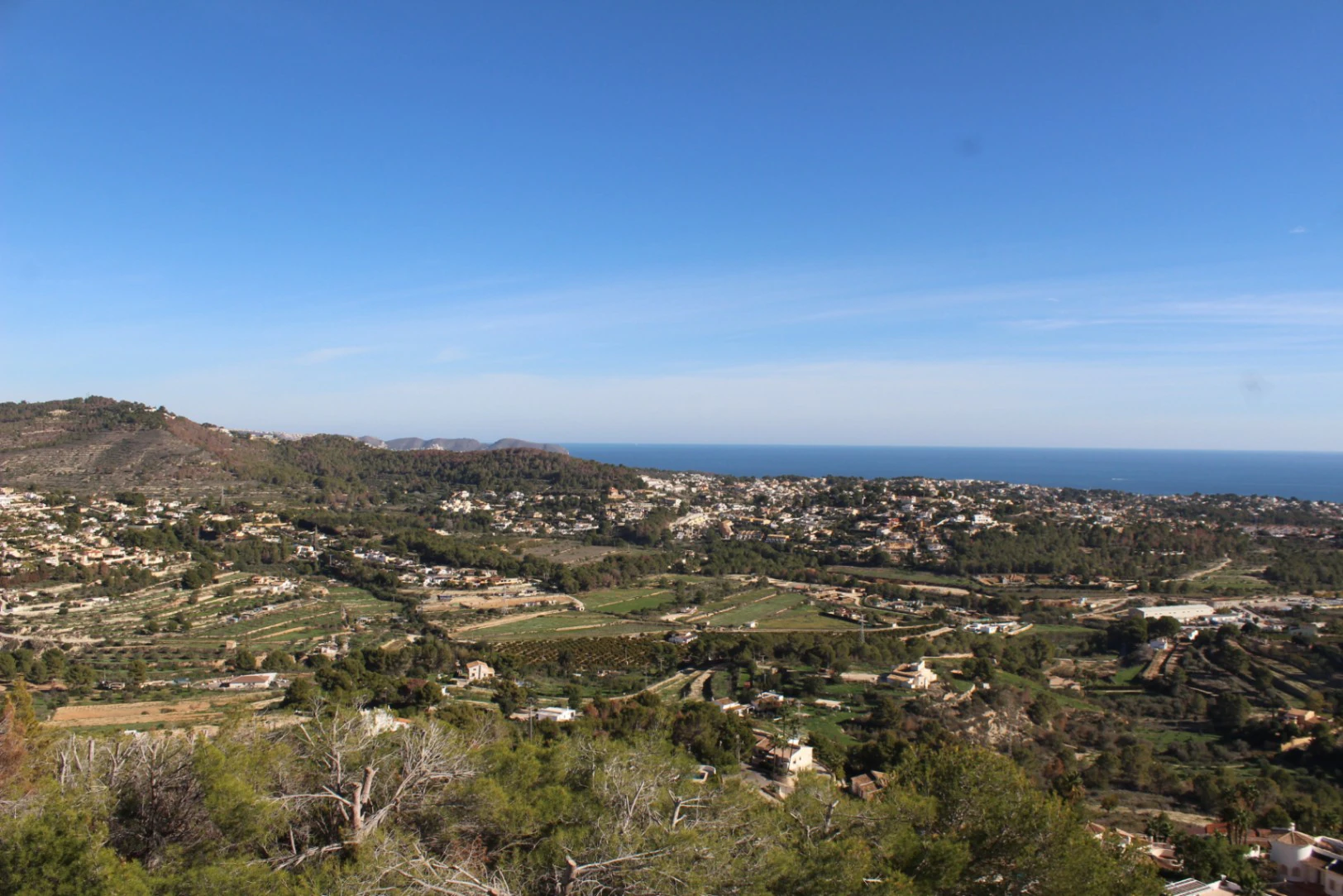 Villa de lujo en posición elevada con orientación sur, vistas panorámicas al mar, piscina privada y apartamentos independientes en Calpe