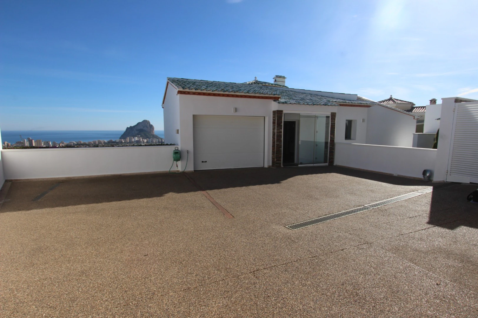 Villa de lujo en posición elevada con orientación sur, vistas panorámicas al mar, piscina privada y apartamentos independientes en Calpe