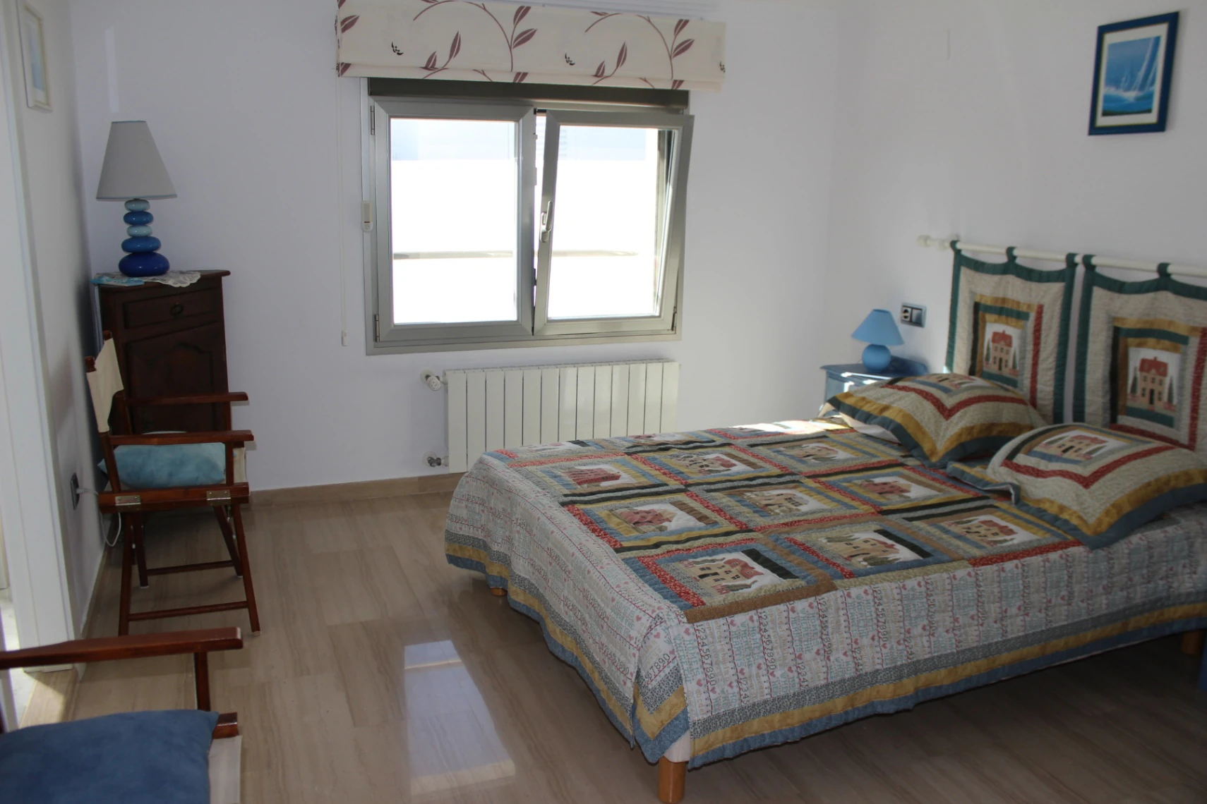 Villa de lujo en posición elevada con orientación sur, vistas panorámicas al mar, piscina privada y apartamentos independientes en Calpe