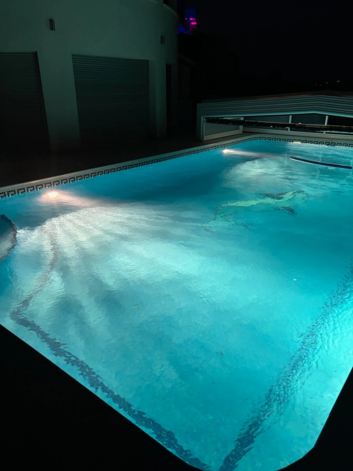 Villa de lujo en posición elevada con orientación sur, vistas panorámicas al mar, piscina privada y apartamentos independientes en Calpe