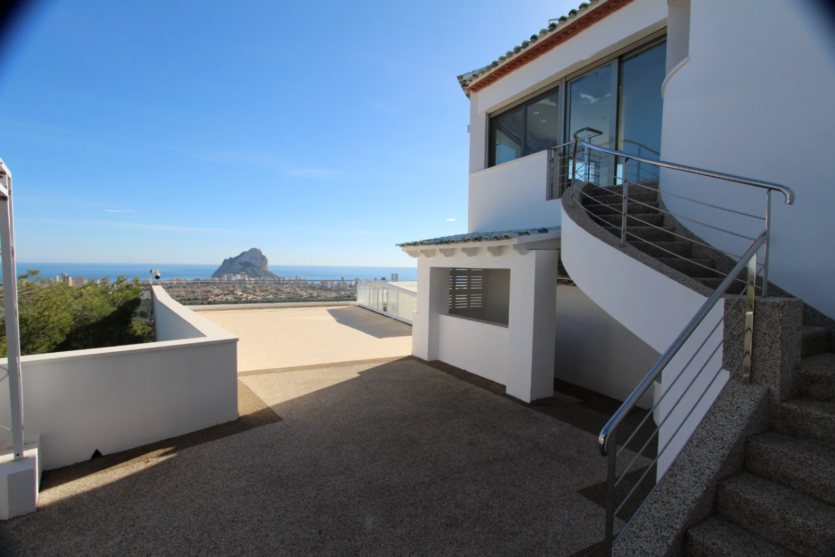 Villa de lujo en posición elevada con orientación sur, vistas panorámicas al mar, piscina privada y apartamentos independientes en Calpe