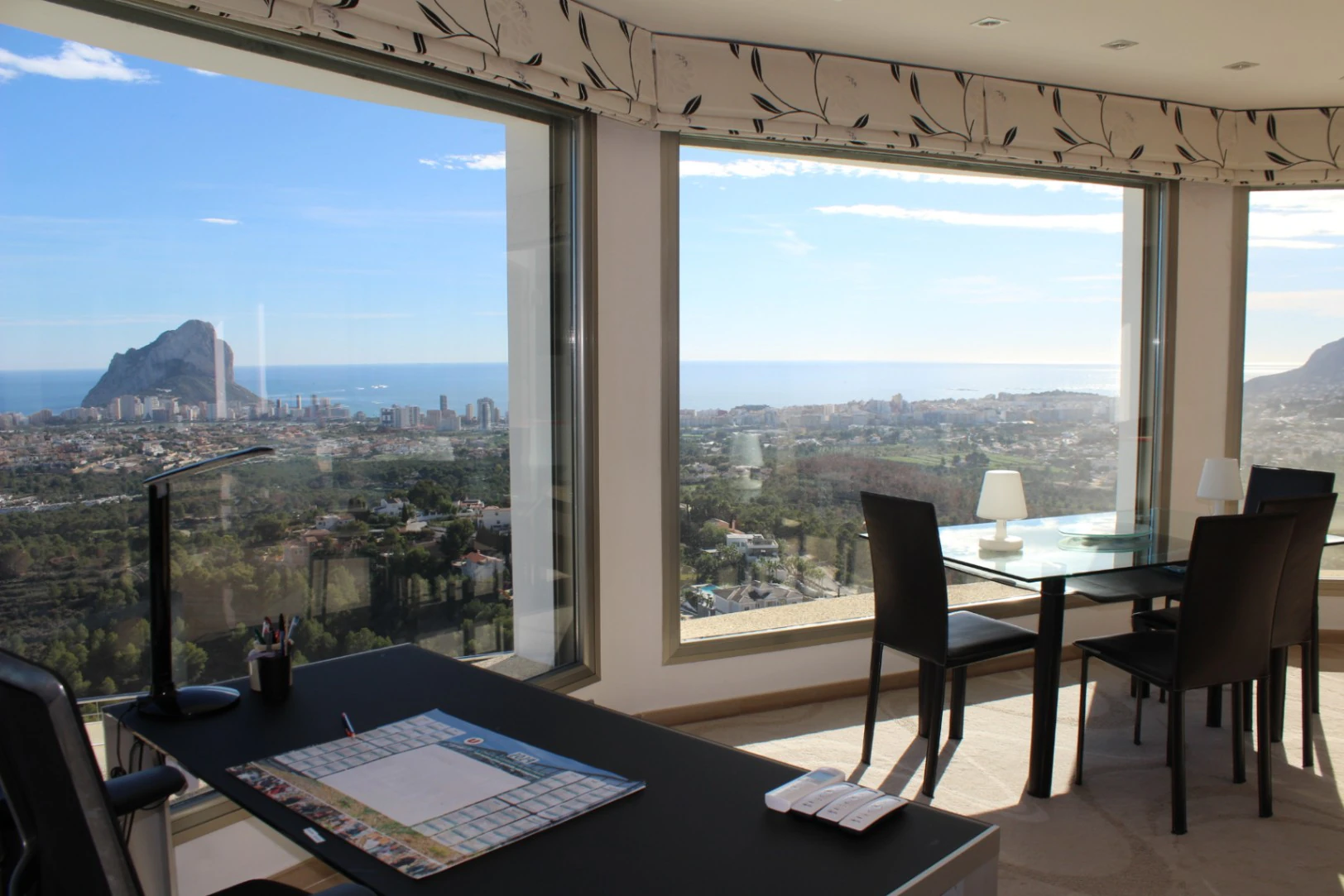 Villa de lujo en posición elevada con orientación sur, vistas panorámicas al mar, piscina privada y apartamentos independientes en Calpe