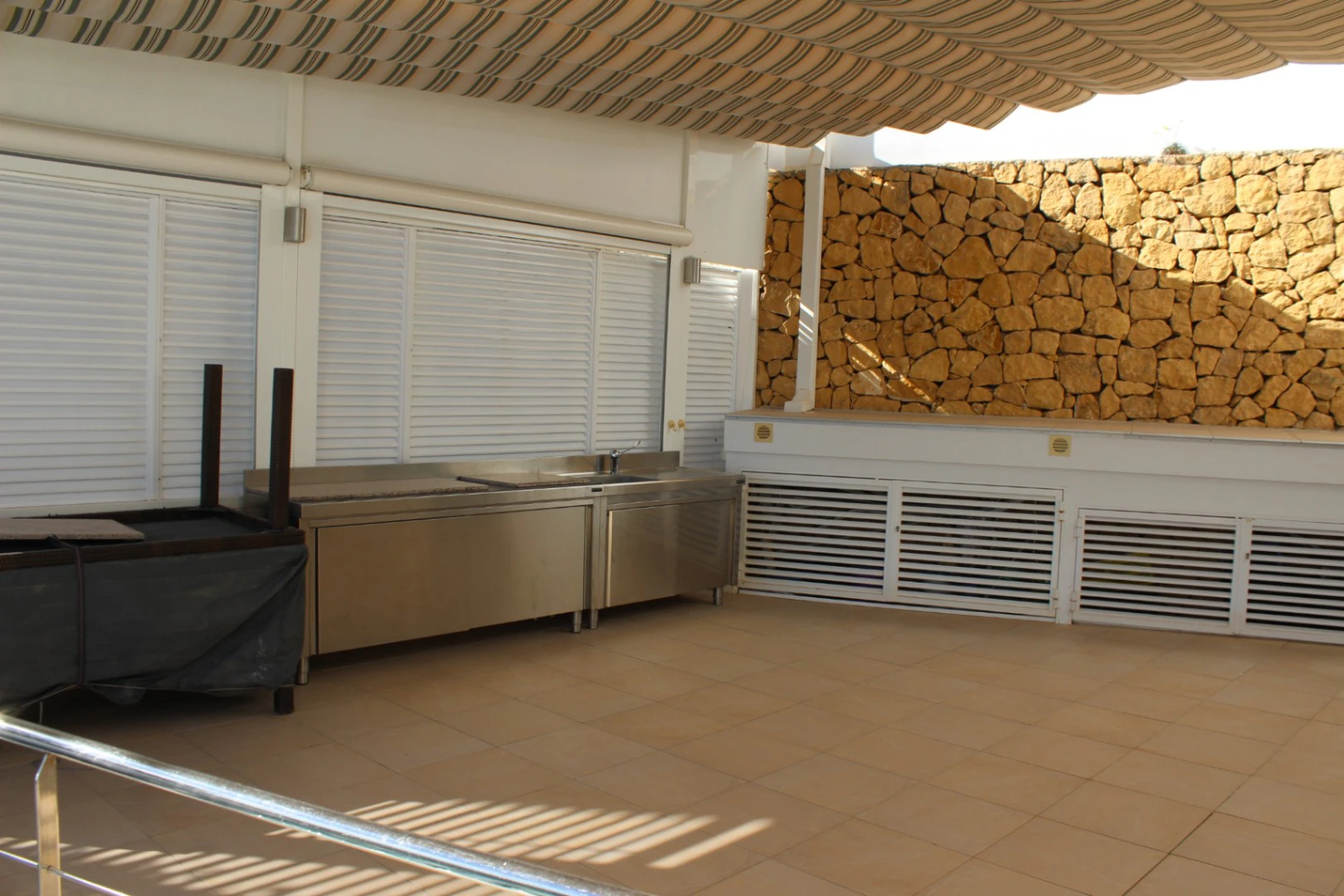 Villa de lujo en posición elevada con orientación sur, vistas panorámicas al mar, piscina privada y apartamentos independientes en Calpe